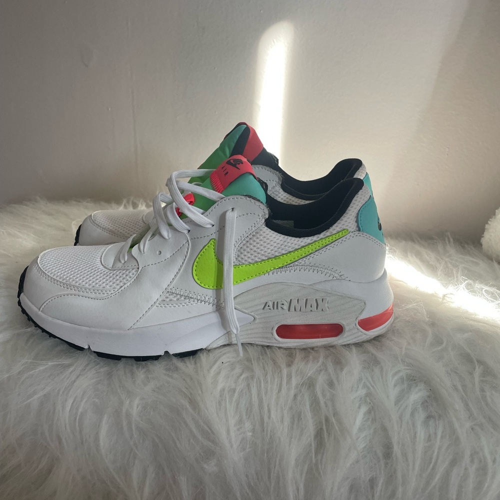 New Women Size 9 Nike Air Max, Dodbt fit me, Never Worn, Need a shoe lace
